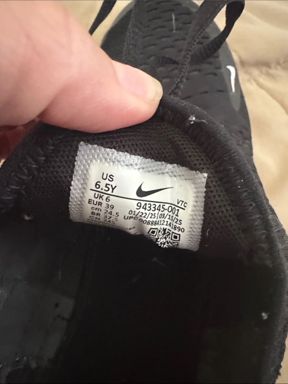Nike Kids Black and White Air Max 270 with Pink Accent 6.5Y
